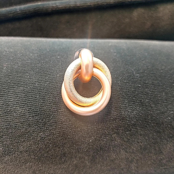 Chic Gold Twist earrings - Picture 3 of 5